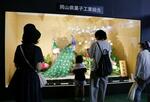 　「全国菓子大博覧会」のメイン会場に展示された大型工芸菓子＝３０日午前、北海道旭川市