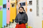 　受賞作「在る家の日常」の前に立つ宮本華子さん