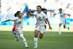 　日本―ブラジル　試合終了間際、チーム２点目のゴールを決め、駆け出す谷川（右）＝パリ（共同）