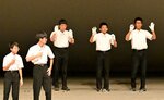 パントマイムでろう者と健常者の間に潜む壁を表現して、問題提起をした鳥取聾学校の生徒＝２４日、鳥取市のとりぎん文化会館