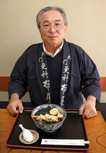 　「更科布屋」の野球そばと、店主の金子栄一さん＝１１月、東京都港区