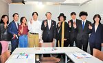 平井知事（中央）を囲む主催者や学生ボランティア