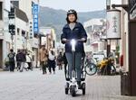 　伊勢神宮外宮近くで始まった、３輪電動キックボードの観光客向けレンタルサービス＝２７日午後、三重県伊勢市