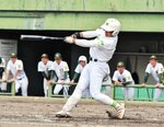 ３位決定戦・鳥取商―米子東　米子東は三回、１死一、二塁から福田寛の中越え適時二塁打で１―１の同点とする＝どらドラパーク米子市民球場