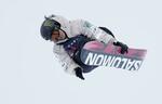 　女子スロープスタイル決勝　ジャンプする村瀬心椛＝サンモリッツ（共同）