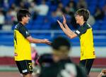 　横浜Ｍ―柏　後半、先制ゴールを決め、久保とタッチを交わす柏・小泉（右）＝日産スタジアム