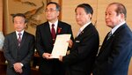 平井知事（右から２人目）に要望書を手渡す首長ら＝２６日、鳥取県庁