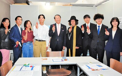 平井知事（中央）を囲む主催者や学生ボランティア