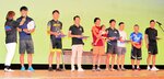 レースを振り返る井辺さん（左から２人目）と男子の入賞者＝１７日、米子コンベンションセンター