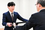 表彰状を受け取る伊木さん（左）
