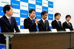 科学技術賞を受賞した喜びを語る長尾さん（左から２人目）＝６日、徳島県阿南市の日亜化学工業