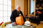 　遺品のランドセルと消防ヘルメットを前に、思いを語る鈴木堅一さん＝２月、岩手県釜石市鵜住居町