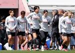 　コロンビア戦に向け、最終調整する熊谷（中央）ら女子日本代表＝ヨドコウ桜スタジアム