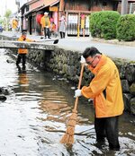 川底のごみや藻を取り除く会員