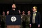 　グリーンランドの米宇宙軍基地で演説するバンス米副大統領（手前左）と、ウォルツ大統領補佐官（同右）＝３月（ロイター＝共同）