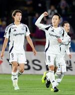 　甲府―町田　前半終了間際、先制ＰＫを決め、喜ぶ町田・仙頭（右手前）＝ＪＩＴス