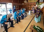 おはらいを受ける参列者＝２８日、境港市栄町の大港神社