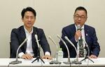 　未確認飛行物体などへの対処を巡る議連設立に向けた会合に出席した自民党の小泉進次郎元環境相（左）と日本維新の会の遠藤敬国対委員長＝２８日、国会