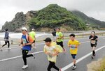 【自然を感じながら】日本海の潮風を受けながら、ゴールを目指すランナー