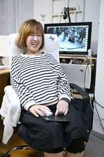 　ＡＬＳ患者の藤田美佳子。自宅のパソコンでカフェの分身ロボット「テレバリスタ」を遠隔操作し、コーヒーを入れた＝２０２４年１２月、愛知県東海市（撮影・植田剛史）