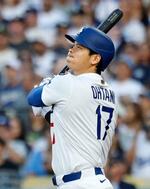 　ヤンキース戦の１回、先頭打者本塁打を放つドジャース・大谷＝ロサンゼルス（共同）