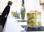 １８９１年ごろ製造の「金彩花風景図花瓶」（手前）など貴重な作品が並ぶ会場