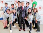 若手座員に囲まれる寛平ＧＭ（中央）。右隣はネタバトルでトップを走る小林