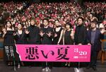 　舞台あいさつした（左から）箭内夢菜、伊藤万理華、窪田正孝、北村匠海、河合優実、木南晴夏、毎熊克哉、城定秀夫監督＝東京都千代田区