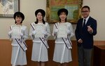 わかとりメイツの３人と小里本部長（右端）＝８日、鳥取市五反田町のＪＡ全農とっとり五反田事務所