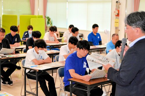 沢田総局長（右）の講義を聴く境港市職員