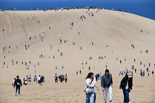 大型連休後半に入り、にぎわう鳥取市の鳥取砂丘＝３日午前