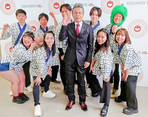 若手座員に囲まれる寛平ＧＭ（中央）。右隣はネタバトルでトップを走る小林