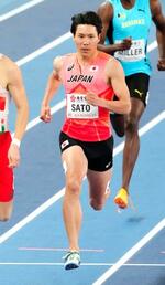 　男子４００メートル予選　力走する佐藤風雅＝南京（共同）