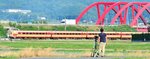 国鉄色の特急「やくも」を見送る鉄道ファン＝１４日、米子市赤井手