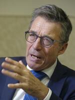 　インタビューに答えるラスムセン元事務総長＝２０２５年３月、東京都港区