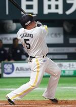 　６回ソフトバンク１死一塁、山川が左越えに２ランを放つ＝みずほペイペイドーム