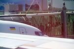 　ポーランドの首都ワルシャワの空港でウクライナのスカイアップの機体に乗り込む人々＝２０２４年９月（共同）