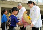 壮行会で花束を受け取る三上（右）と安田コーチ（右から２人目）＝県営東山水泳場