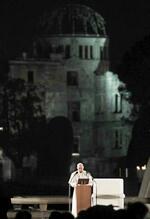 　広島市の平和記念公園で演説するローマ教皇フランシスコ。後方は原爆ドーム＝２０１９年１１月
