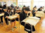 熱心に新聞を読む生徒たち