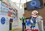　お披露目された「関西パビリオン」内の鳥取県ゾーンで、写真に納まる鳥取県の平井伸治知事（右端）ら＝２３日午前、大阪市此花区の夢洲