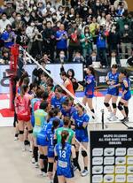 　バレーＳＶリーグ女子のオールスター戦を終え、握手を交わす両チームの選手たち＝２５日、石川県かほく市