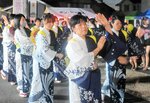【どっこいさのさ、　そ～れ】伝統のみつぼし踊りを踊る参加者