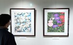 鮮やかな多色刷りで表現された版画作品＝八頭町安井宿のあーとふる八頭