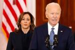　１５日、米ホワイトハウスで演説するバイデン大統領（右）の後ろに控えるハリス副大統領（ゲッティ＝共同）