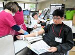 鳥取大で学内献血を受ける学生（右）ら＝４月、鳥取市湖山町南４丁目の鳥取大