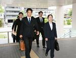 　埼玉県戸田市役所の議員控室へ家宅捜索に向かう埼玉県警の捜査員＝２０日午後