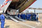 　ミャンマー中部マンダレーに到着したロシアの救助隊員ら＝３月３０日（ロシア非常事態省／タス＝共同）