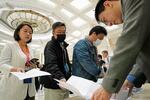 　中国国家統計局のＧＤＰ速報値などに関する資料を受け取る報道関係者＝１６日、北京（共同）
