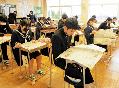 熱心に新聞を読む生徒たち